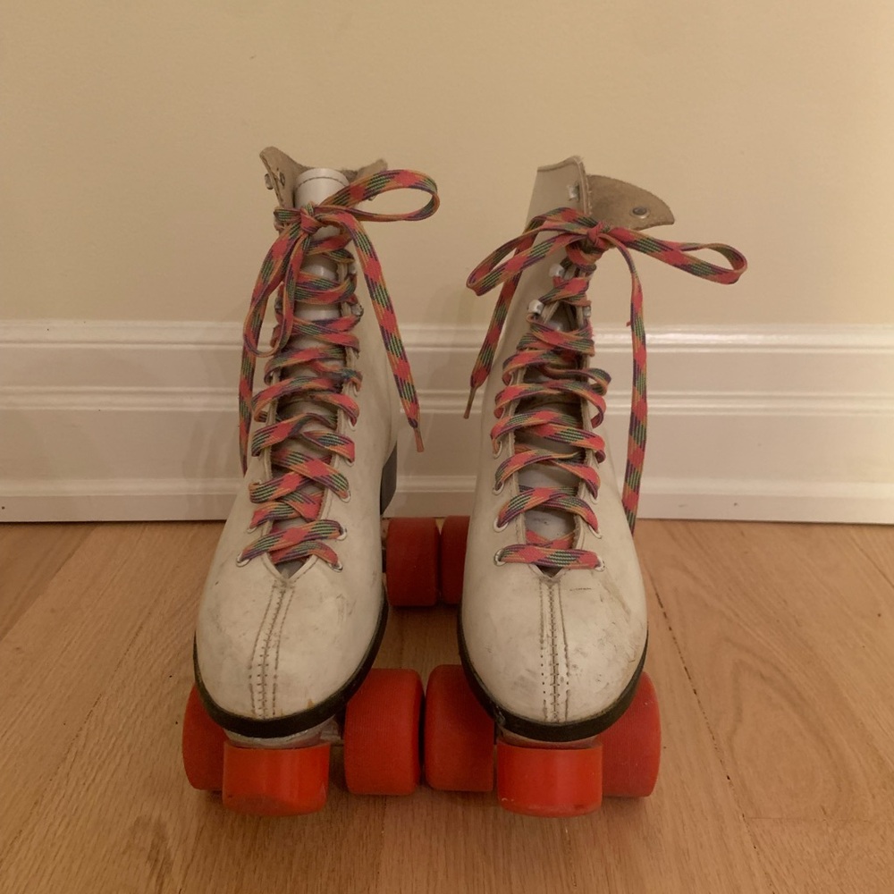 Vintage White Leather Roller Skates with Red Wheels - Retro Quad Skates